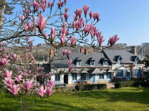 einen Magnolienbaum vor einem Haus in der Unterkunft Villa Julia Marie in Saint-Valéry-en-Caux