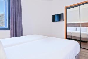 Posteľ alebo postele v izbe v ubytovaní Hotel Acta Azul Barcelona