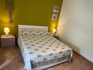 een slaapkamer met een bed en een groene muur bij Arancio in Verbania