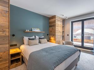 a bedroom with a large bed and a window at Appartement Val-d'Isère, 3 pièces, 4 personnes - FR-1-694-331 in Val-d'Isère