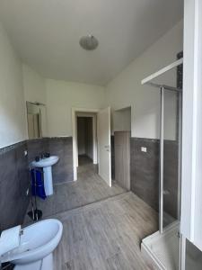 une salle de bain avec toilettes, lavabo et douche dans l'établissement Villa Lilla 2, à Fivizzano 8 autres photos