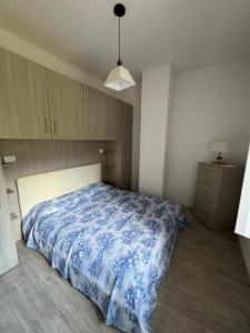 une chambre avec un grand lit avec une couverture bleue dans l'établissement Villa Lilla 2, à Fivizzano