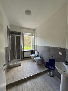 une salle de bains avec douche, toilettes et lavabo dans l'établissement Villa Lilla 2, à Fivizzano