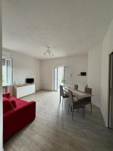 un salon avec un canapé rouge et une table dans l'établissement Villa Lilla 2, à Fivizzano
