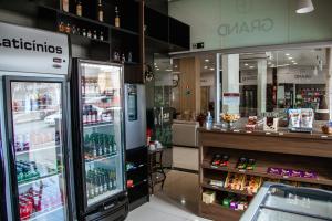 un negozio di alimentari con bancone e frigorifero di Grande Hotel Ipatinga a Ipatinga