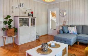 ein Wohnzimmer mit einem Sofa und einem Tisch in der Unterkunft Stunning Home In Ruda With House A Panoramic View in Ruda