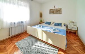 Ένα ή περισσότερα κρεβάτια σε δωμάτιο στο Awesome Home In Ruda With Wifi