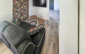 - un salon avec un canapé et deux tabourets dans l'établissement Amazing Home In Saint-gervais-en-belin With Kitchen, à Saint-Gervais en-Belin