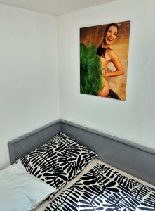 una cama con una foto de una mujer en la pared en Design apartment - city center, en Praga