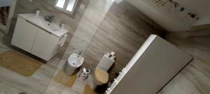 Casa Da Bela Vista- AL N º 155064 في لاميغو: اطلالة علوية على حمام مع مرحاض ومغسلة