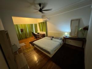 シャー・アラムにあるFarahuna Houseのベッドと天井扇風機のある寝室