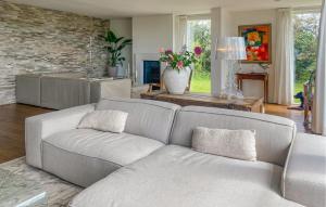 un soggiorno con divano e tavolo di 5 Bedroom Cozy Home In Bergen a Bergen