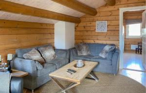 un soggiorno con un divano e un tavolo di 4 Bedroom Awesome Home In Bjorli a Bjorli