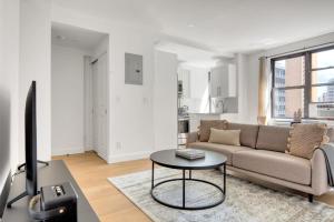 Et sittehjørne på Midtown 1BR w Doorman WD nr Grand Central NYC-778