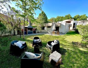 un grupo de sillas y mesas en un patio en Casa en la mejor ubicación! en Mendoza