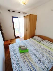 1 dormitorio con 1 cama con 2 toallas en Seafront rural big house at Solta Croacia island, en Nečujam
