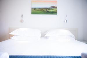 Un pat sau paturi într-o cameră la Trevose Golf and Country Club