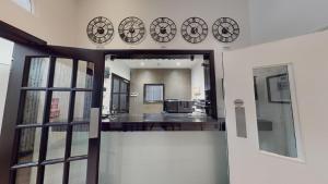 una habitación con relojes en la pared y un mostrador en MSK Hotel 82 en Londres