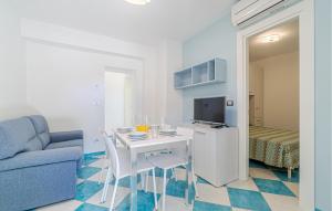 - un salon avec une table et un canapé bleu dans l'établissement 2 Bedroom Cozy Apartment In Deiva Marina, à Deiva Marina