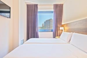 Posteľ alebo postele v izbe v ubytovaní Hotel Acta Azul Barcelona