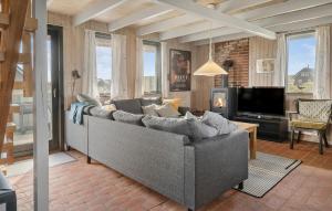 uma sala de estar com um sofá e uma televisão em Awesome Home In Harbore With Wifi em Harboør