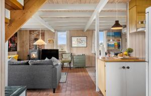 Una sala de estar con un sofá y una cocina. en Awesome Home In Harboøre With Wifi, en Harboør