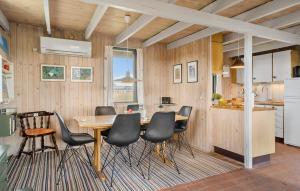 Una cocina y un comedor con mesa y sillas. en Awesome Home In Harboøre With Wifi, en Harboør