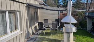 a patio with a table and chairs next to a house at Casa Mia 40 am See in Joachimsthal