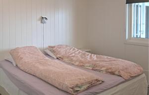 Una cama con dos almohadas encima. en Beautiful Apartment In Hellvik With House Sea View, en Hellvik