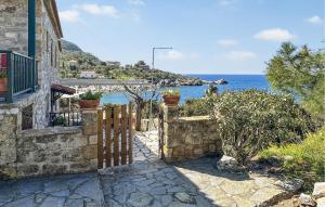 brama do domu z widokiem na ocean w obiekcie Lovely Apartment In Aghios Dimitris-M, w mieście Riglia