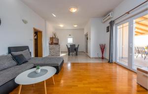 Posezení v ubytování Stunning Apartment In Maslenica