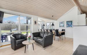 sala de estar con sillas de cuero y mesa en Pet Friendly Home In Rudkbing With Sauna, en Spodsbjerg