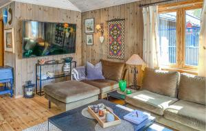 4 Bedroom Gorgeous Home In Bjorli في Bjorli: غرفة معيشة مع أريكة وطاولة