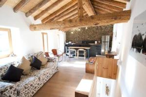 een woonkamer met een bank en een tafel bij Skyfall Maison in Valcebollère