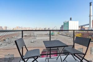 Balcó o terrassa a Dumbo 2br w wd roof gym nr TimeOut Building NYC-957