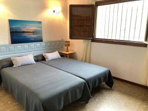Postel nebo postele na pokoji v ubytování Pass the Keys Villa con Piscina en Marbella