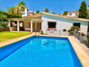 Bazén v ubytování Pass the Keys Villa con Piscina en Marbella nebo v jeho okolí