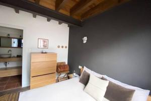 a bedroom with a white bed and a blue wall at Apartament Pla de Masella in Alp