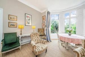 a living room with a table and a chair at Pass the Keys Exquisite Flat - Ten minutes to Central London in London