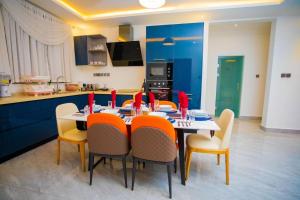 jadalnia ze stołem i krzesłami w kuchni w obiekcie The Pearl - Bountiful - 3rd floor w mieście Kumasi