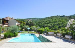 een zwembad voor een huis met een berg bij Awesome Apartment In Arezzo With Kitchen in Arezzo