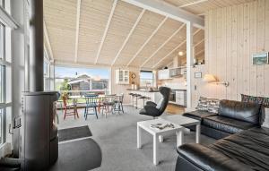Posezení v ubytování Stunning Home In Frørup With Kitchen