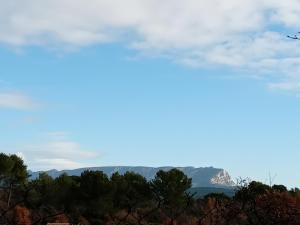 een uitzicht op een berg in de verte bij T3 campagne Aix-en-Provence in Meyrargues