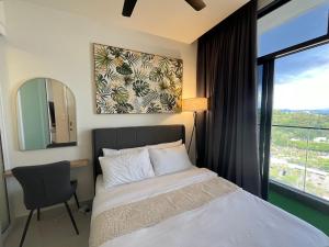 um quarto com uma cama, uma cadeira e uma janela em Modern luxury Home at The Shore by Mihome em Kota Kinabalu