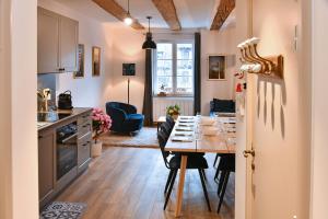 - une cuisine et une salle à manger avec une table et des chaises dans l'établissement Appartement My Way, à Colmar