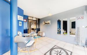 - un salon avec des murs bleus, une table et des chaises dans l'établissement Cozy Apartment In Sainte-adresse With Wifi, à Sainte-Adresse