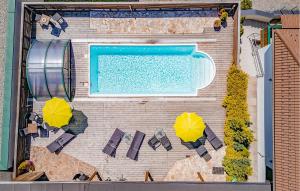 una vista aérea de una piscina con sombrillas amarillas en Amazing Home In St, Michael Im Lungau With Sauna en Sankt Michael im Lungau