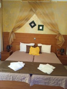 1 dormitorio con 1 cama con 2 toallas en Giota Studios, en Ammoulianí