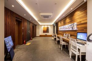 a conference room with a long table and chairs at Sunbee Hotel Insadong Seoul in Seoul
