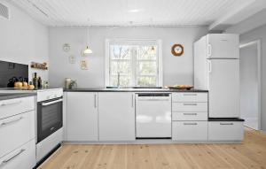 Η κουζίνα ή μικρή κουζίνα στο Nice Home In Sjællands Odde With Wifi